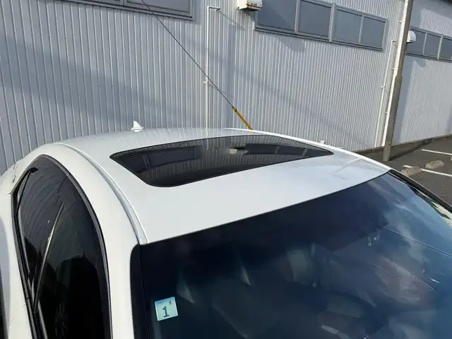 トヨタ クラウン ハイブリッド アスリートS ブラックスタイル 静岡県 2015(平27)年 3.8万km ホワイトパールクリスタルシャイン 走行37268キロ（登録時）/検査R8年1月15日まで/サンルーフ/テラロッサ（ダークレッド）革シート/純正HDDメーカーナビナビ・フルセグTV/パノラミックビューカメラ/ビルトインETC/ドライブレコーダー/クリアランスソナー/バックソナー/前席パワーシート/前席シートヒーター　/前席エアーシート/レーダークルーズコントロール/クリアランスソナー前後/電動リヤサンシェード/トランクスポイラー/トランクフードイージークローザー/純正18インチアルミホイール/LEDフォグランプ/スマートキー×2/プッシュスタート/純正フロアマット/純正ドアバイザー/カーテンエアB/車両取説＋ナビ取説/新車時保証書