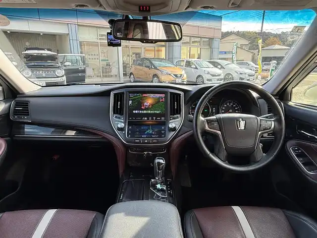 トヨタ クラウン ハイブリッド アスリートS ブラックスタイル 静岡県 2015(平27)年 3.8万km ホワイトパールクリスタルシャイン 走行37268キロ（登録時）/検査R8年1月15日まで/サンルーフ/テラロッサ（ダークレッド）革シート/純正HDDメーカーナビナビ・フルセグTV/パノラミックビューカメラ/ビルトインETC/ドライブレコーダー/クリアランスソナー/バックソナー/前席パワーシート/前席シートヒーター　/前席エアーシート/レーダークルーズコントロール/クリアランスソナー前後/電動リヤサンシェード/トランクスポイラー/トランクフードイージークローザー/純正18インチアルミホイール/LEDフォグランプ/スマートキー×2/プッシュスタート/純正フロアマット/純正ドアバイザー/カーテンエアB/車両取説＋ナビ取説/新車時保証書