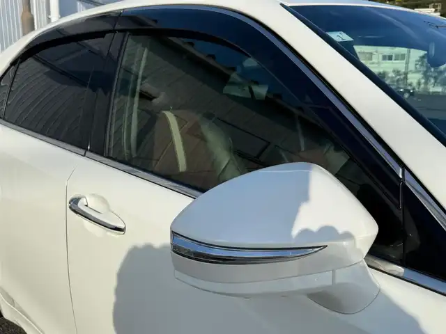 トヨタ クラウン ハイブリッド アスリートS ブラックスタイル 静岡県 2015(平27)年 3.8万km ホワイトパールクリスタルシャイン 走行37268キロ（登録時）/検査R8年1月15日まで/サンルーフ/テラロッサ（ダークレッド）革シート/純正HDDメーカーナビナビ・フルセグTV/パノラミックビューカメラ/ビルトインETC/ドライブレコーダー/クリアランスソナー/バックソナー/前席パワーシート/前席シートヒーター　/前席エアーシート/レーダークルーズコントロール/クリアランスソナー前後/電動リヤサンシェード/トランクスポイラー/トランクフードイージークローザー/純正18インチアルミホイール/LEDフォグランプ/スマートキー×2/プッシュスタート/純正フロアマット/純正ドアバイザー/カーテンエアB/車両取説＋ナビ取説/新車時保証書