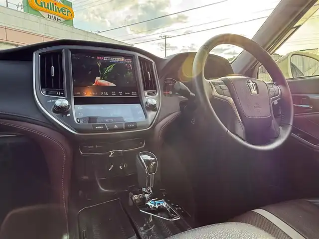 トヨタ クラウン ハイブリッド アスリートS ブラックスタイル 静岡県 2015(平27)年 3.8万km ホワイトパールクリスタルシャイン 走行37268キロ（登録時）/検査R8年1月15日まで/サンルーフ/テラロッサ（ダークレッド）革シート/純正HDDメーカーナビナビ・フルセグTV/パノラミックビューカメラ/ビルトインETC/ドライブレコーダー/クリアランスソナー/バックソナー/前席パワーシート/前席シートヒーター　/前席エアーシート/レーダークルーズコントロール/クリアランスソナー前後/電動リヤサンシェード/トランクスポイラー/トランクフードイージークローザー/純正18インチアルミホイール/LEDフォグランプ/スマートキー×2/プッシュスタート/純正フロアマット/純正ドアバイザー/カーテンエアB/車両取説＋ナビ取説/新車時保証書