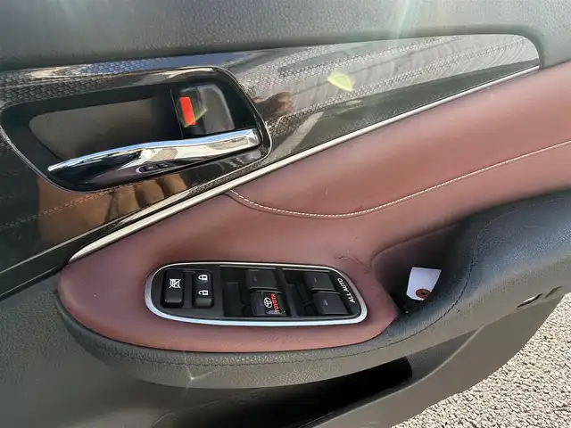 トヨタ クラウン ハイブリッド アスリートS ブラックスタイル 静岡県 2015(平27)年 3.8万km ホワイトパールクリスタルシャイン 走行37268キロ（登録時）/検査R8年1月15日まで/サンルーフ/テラロッサ（ダークレッド）革シート/純正HDDメーカーナビナビ・フルセグTV/パノラミックビューカメラ/ビルトインETC/ドライブレコーダー/クリアランスソナー/バックソナー/前席パワーシート/前席シートヒーター　/前席エアーシート/レーダークルーズコントロール/クリアランスソナー前後/電動リヤサンシェード/トランクスポイラー/トランクフードイージークローザー/純正18インチアルミホイール/LEDフォグランプ/スマートキー×2/プッシュスタート/純正フロアマット/純正ドアバイザー/カーテンエアB/車両取説＋ナビ取説/新車時保証書