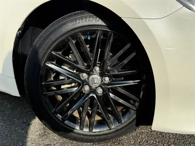 トヨタ クラウン ハイブリッド アスリートS ブラックスタイル 静岡県 2015(平27)年 3.8万km ホワイトパールクリスタルシャイン 走行37268キロ（登録時）/検査R8年1月15日まで/サンルーフ/テラロッサ（ダークレッド）革シート/純正HDDメーカーナビナビ・フルセグTV/パノラミックビューカメラ/ビルトインETC/ドライブレコーダー/クリアランスソナー/バックソナー/前席パワーシート/前席シートヒーター　/前席エアーシート/レーダークルーズコントロール/クリアランスソナー前後/電動リヤサンシェード/トランクスポイラー/トランクフードイージークローザー/純正18インチアルミホイール/LEDフォグランプ/スマートキー×2/プッシュスタート/純正フロアマット/純正ドアバイザー/カーテンエアB/車両取説＋ナビ取説/新車時保証書