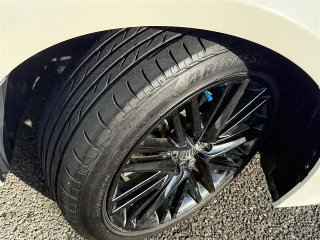 トヨタ クラウン ハイブリッド アスリートS ブラックスタイル 静岡県 2015(平27)年 3.8万km ホワイトパールクリスタルシャイン 走行37268キロ（登録時）/検査R8年1月15日まで/サンルーフ/テラロッサ（ダークレッド）革シート/純正HDDメーカーナビナビ・フルセグTV/パノラミックビューカメラ/ビルトインETC/ドライブレコーダー/クリアランスソナー/バックソナー/前席パワーシート/前席シートヒーター　/前席エアーシート/レーダークルーズコントロール/クリアランスソナー前後/電動リヤサンシェード/トランクスポイラー/トランクフードイージークローザー/純正18インチアルミホイール/LEDフォグランプ/スマートキー×2/プッシュスタート/純正フロアマット/純正ドアバイザー/カーテンエアB/車両取説＋ナビ取説/新車時保証書