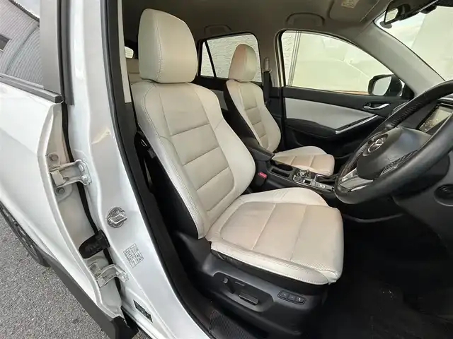 マツダ ＣＸ－５ 25S Lパッケージ 大阪府 2015(平27)年 5.3万km クリスタルホワイトパールマイカ ワンオーナー/革シート/前席パワーシート/前席シートヒーター/SDナビ フルセグTV CD DVD BT/バックカメラ/衝突被害軽減ブレーキ/レーダークルーズコントロール/レーンアシスト/ブラインドスポットモニタ/オートマチックハイビーム/LEDオートヘッドライト/フォグライト/スマートキー2個/バックソナー/ドラレコ/ETC/19インチアルミホイール/横滑り防止/ステアリングリモコン/W サイド カーテン エアバッグ/保証書 取説/禁煙車