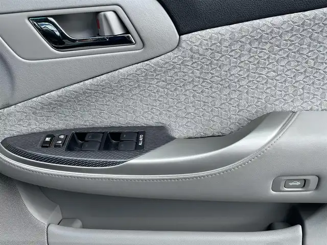 トヨタ クラウン ハイブリッド Lパッケージ 和歌山県 2012(平24)年 5万km シルバーM (株)IDOMが運営する【じしゃロン和歌山店】の自社ローン専用車両になります。こちらは現金またはオートローンご利用時の価格です。自社ローンご希望の方は別途その旨お申付け下さい/メーカーHDDナビ/FM/AM/CD/DVD/USB/フルセグTV走行中視聴可能/バックカメラ/ETC/運転席/助手席パワーシート/クルーズコントロール/ステアリングスイッチ/MTモード/HIDヘッドライト/プッシュスタート/スマートキー×2/社外18インチアルミ/ドアバイザー