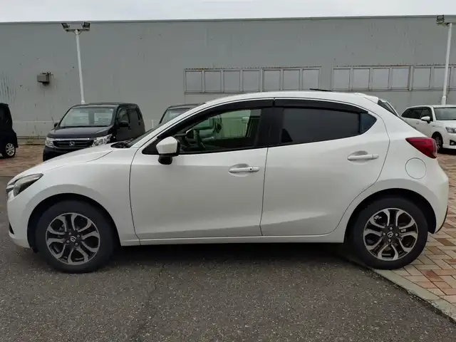 マツダ デミオ XD ツーリング Lパッケージ 新潟県 2015(平27)年 8.1万km スノーフレイクホワイトパールマイカ (株)IDOMが運営する【じしゃロン新潟店】の自社ローン専用車両になります。/こちらは現金またはオートローンご利用時の価格です。自社ローンご希望の方は別途その旨お申付け下さい/ワンオーナー/4WD/純正ナビ/FM/AM/CD/DVD/視聴可能/フルセグTV視聴可能(走行中視聴不可)/Bluetooth/AUX接続可能/バックカメラ/ETC/プッシュスタート/ヘッドアップディスプレイ/パドルシフト/前後ドライブレコーダー(DRV-MR8500)/電動格納ウィンカーミラー/ハーフレザーシート/純正フロアマット/横滑り防止装置/レーンキープアシスト機能/社外ホイール付きスタッドレスタイヤ車載/スマートキー