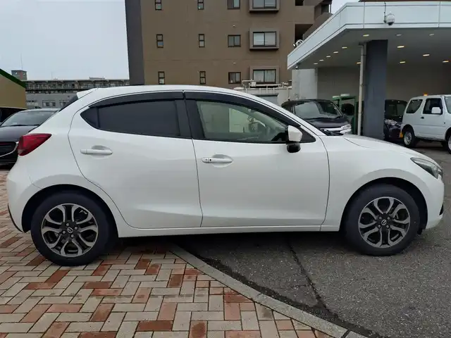 マツダ デミオ XD ツーリング Lパッケージ 新潟県 2015(平27)年 8.1万km スノーフレイクホワイトパールマイカ (株)IDOMが運営する【じしゃロン新潟店】の自社ローン専用車両になります。/こちらは現金またはオートローンご利用時の価格です。自社ローンご希望の方は別途その旨お申付け下さい/ワンオーナー/4WD/純正ナビ/FM/AM/CD/DVD/視聴可能/フルセグTV視聴可能(走行中視聴不可)/Bluetooth/AUX接続可能/バックカメラ/ETC/プッシュスタート/ヘッドアップディスプレイ/パドルシフト/前後ドライブレコーダー(DRV-MR8500)/電動格納ウィンカーミラー/ハーフレザーシート/純正フロアマット/横滑り防止装置/レーンキープアシスト機能/社外ホイール付きスタッドレスタイヤ車載/スマートキー