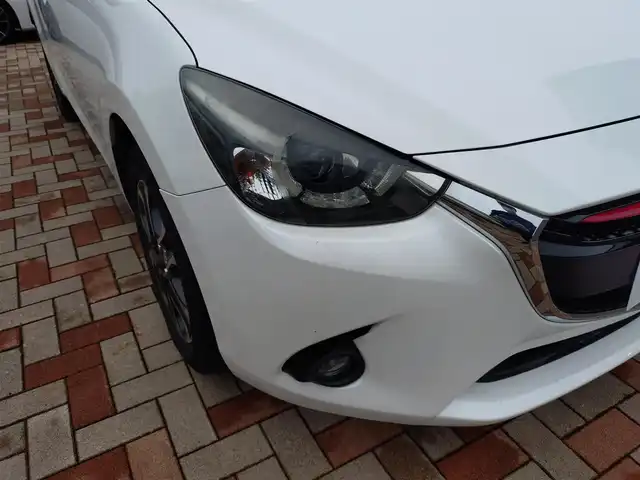 マツダ デミオ XD ツーリング Lパッケージ 新潟県 2015(平27)年 8.1万km スノーフレイクホワイトパールマイカ (株)IDOMが運営する【じしゃロン新潟店】の自社ローン専用車両になります。/こちらは現金またはオートローンご利用時の価格です。自社ローンご希望の方は別途その旨お申付け下さい/ワンオーナー/4WD/純正ナビ/FM/AM/CD/DVD/視聴可能/フルセグTV視聴可能(走行中視聴不可)/Bluetooth/AUX接続可能/バックカメラ/ETC/プッシュスタート/ヘッドアップディスプレイ/パドルシフト/前後ドライブレコーダー(DRV-MR8500)/電動格納ウィンカーミラー/ハーフレザーシート/純正フロアマット/横滑り防止装置/レーンキープアシスト機能/社外ホイール付きスタッドレスタイヤ車載/スマートキー