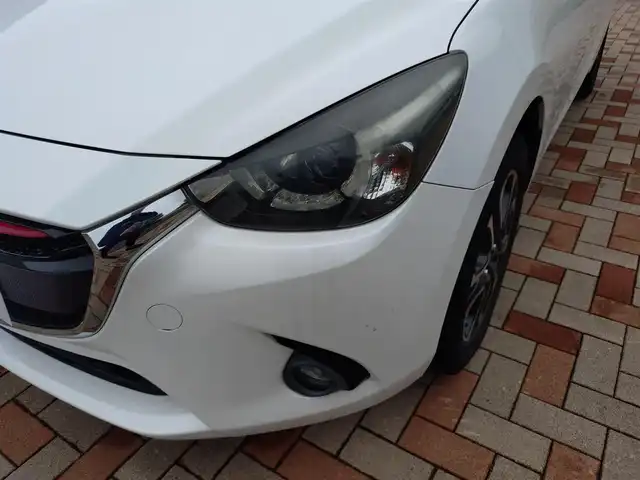 マツダ デミオ XD ツーリング Lパッケージ 新潟県 2015(平27)年 8.1万km スノーフレイクホワイトパールマイカ (株)IDOMが運営する【じしゃロン新潟店】の自社ローン専用車両になります。/こちらは現金またはオートローンご利用時の価格です。自社ローンご希望の方は別途その旨お申付け下さい/ワンオーナー/4WD/純正ナビ/FM/AM/CD/DVD/視聴可能/フルセグTV視聴可能(走行中視聴不可)/Bluetooth/AUX接続可能/バックカメラ/ETC/プッシュスタート/ヘッドアップディスプレイ/パドルシフト/前後ドライブレコーダー(DRV-MR8500)/電動格納ウィンカーミラー/ハーフレザーシート/純正フロアマット/横滑り防止装置/レーンキープアシスト機能/社外ホイール付きスタッドレスタイヤ車載/スマートキー