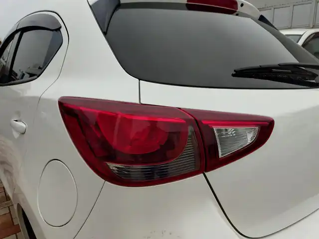 マツダ デミオ XD ツーリング Lパッケージ 新潟県 2015(平27)年 8.1万km スノーフレイクホワイトパールマイカ (株)IDOMが運営する【じしゃロン新潟店】の自社ローン専用車両になります。/こちらは現金またはオートローンご利用時の価格です。自社ローンご希望の方は別途その旨お申付け下さい/ワンオーナー/4WD/純正ナビ/FM/AM/CD/DVD/視聴可能/フルセグTV視聴可能(走行中視聴不可)/Bluetooth/AUX接続可能/バックカメラ/ETC/プッシュスタート/ヘッドアップディスプレイ/パドルシフト/前後ドライブレコーダー(DRV-MR8500)/電動格納ウィンカーミラー/ハーフレザーシート/純正フロアマット/横滑り防止装置/レーンキープアシスト機能/社外ホイール付きスタッドレスタイヤ車載/スマートキー