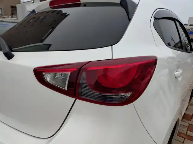 マツダ デミオ XD ツーリング Lパッケージ 新潟県 2015(平27)年 8.1万km スノーフレイクホワイトパールマイカ (株)IDOMが運営する【じしゃロン新潟店】の自社ローン専用車両になります。/こちらは現金またはオートローンご利用時の価格です。自社ローンご希望の方は別途その旨お申付け下さい/ワンオーナー/4WD/純正ナビ/FM/AM/CD/DVD/視聴可能/フルセグTV視聴可能(走行中視聴不可)/Bluetooth/AUX接続可能/バックカメラ/ETC/プッシュスタート/ヘッドアップディスプレイ/パドルシフト/前後ドライブレコーダー(DRV-MR8500)/電動格納ウィンカーミラー/ハーフレザーシート/純正フロアマット/横滑り防止装置/レーンキープアシスト機能/社外ホイール付きスタッドレスタイヤ車載/スマートキー