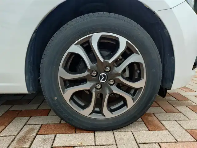 マツダ デミオ XD ツーリング Lパッケージ 新潟県 2015(平27)年 8.1万km スノーフレイクホワイトパールマイカ (株)IDOMが運営する【じしゃロン新潟店】の自社ローン専用車両になります。/こちらは現金またはオートローンご利用時の価格です。自社ローンご希望の方は別途その旨お申付け下さい/ワンオーナー/4WD/純正ナビ/FM/AM/CD/DVD/視聴可能/フルセグTV視聴可能(走行中視聴不可)/Bluetooth/AUX接続可能/バックカメラ/ETC/プッシュスタート/ヘッドアップディスプレイ/パドルシフト/前後ドライブレコーダー(DRV-MR8500)/電動格納ウィンカーミラー/ハーフレザーシート/純正フロアマット/横滑り防止装置/レーンキープアシスト機能/社外ホイール付きスタッドレスタイヤ車載/スマートキー