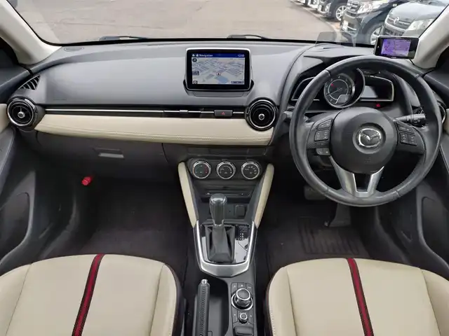 マツダ デミオ XD ツーリング Lパッケージ 新潟県 2015(平27)年 8.1万km スノーフレイクホワイトパールマイカ (株)IDOMが運営する【じしゃロン新潟店】の自社ローン専用車両になります。/こちらは現金またはオートローンご利用時の価格です。自社ローンご希望の方は別途その旨お申付け下さい/ワンオーナー/4WD/純正ナビ/FM/AM/CD/DVD/視聴可能/フルセグTV視聴可能(走行中視聴不可)/Bluetooth/AUX接続可能/バックカメラ/ETC/プッシュスタート/ヘッドアップディスプレイ/パドルシフト/前後ドライブレコーダー(DRV-MR8500)/電動格納ウィンカーミラー/ハーフレザーシート/純正フロアマット/横滑り防止装置/レーンキープアシスト機能/社外ホイール付きスタッドレスタイヤ車載/スマートキー