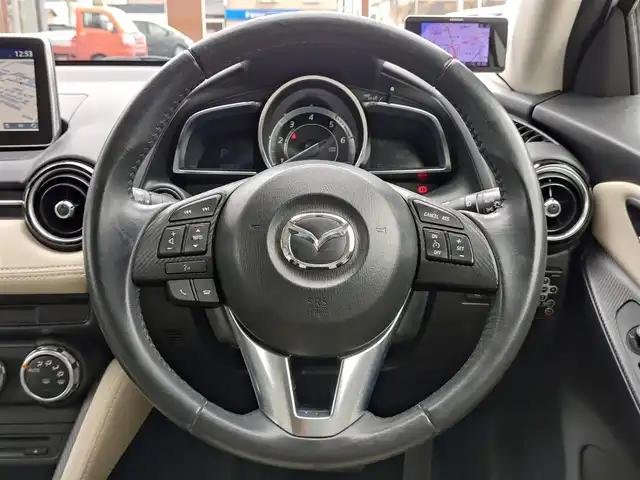 マツダ デミオ XD ツーリング Lパッケージ 新潟県 2015(平27)年 8.1万km スノーフレイクホワイトパールマイカ (株)IDOMが運営する【じしゃロン新潟店】の自社ローン専用車両になります。/こちらは現金またはオートローンご利用時の価格です。自社ローンご希望の方は別途その旨お申付け下さい/ワンオーナー/4WD/純正ナビ/FM/AM/CD/DVD/視聴可能/フルセグTV視聴可能(走行中視聴不可)/Bluetooth/AUX接続可能/バックカメラ/ETC/プッシュスタート/ヘッドアップディスプレイ/パドルシフト/前後ドライブレコーダー(DRV-MR8500)/電動格納ウィンカーミラー/ハーフレザーシート/純正フロアマット/横滑り防止装置/レーンキープアシスト機能/社外ホイール付きスタッドレスタイヤ車載/スマートキー