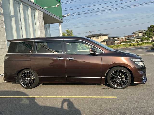 日産 エルグランド 香川県 2018(平30)年 6.7万km 茶 純正ナビ／フルセグＴＶ／両側パワースライドドア／２０インチ社外アルミ／ローダウン／フジツボマフラー／ＬＥＤヘッドライト／アラウンドビューカメラ／ＥＴＣ／クルーズコントロール／コーナーセンサー