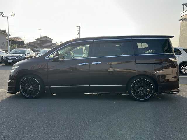 日産 エルグランド 香川県 2018(平30)年 6.7万km 茶 純正ナビ／フルセグＴＶ／両側パワースライドドア／２０インチ社外アルミ／ローダウン／フジツボマフラー／ＬＥＤヘッドライト／アラウンドビューカメラ／ＥＴＣ／クルーズコントロール／コーナーセンサー