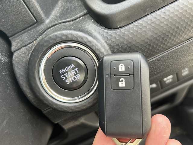 スズキ クロスビー HYBRID MZ 沖縄県 2022(令4)年 2.9万km 黒Ⅱ 社外ナビ・TV・Bluetooth・CD・DVD/バックカメラ/ETC/ドライブレコーダー/オートライト/衝突軽減システム/コーナーセンサー/クルーズコントロール/シートヒーター/純正アルミ/ステアリングスイッチ/ウィンカーミラー/革巻きステアリング/電動格納ミラー/LEDヘッドライト