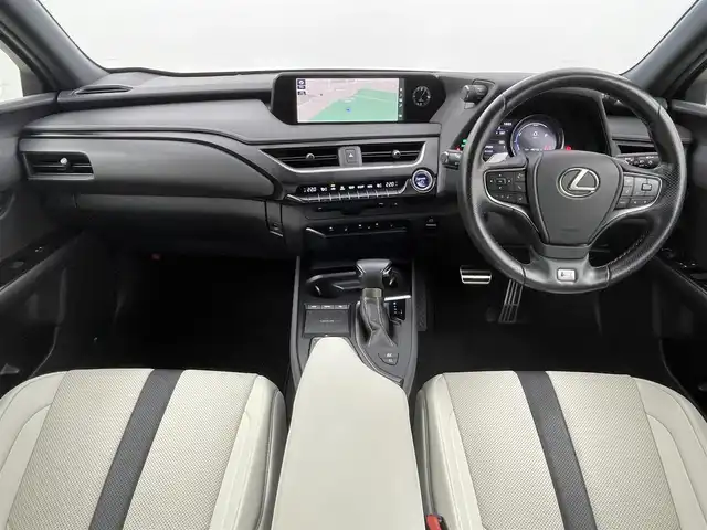 レクサス ＵＸ 250h Fスポーツ 岡山県 2020(令2)年 4.9万km ホワイトノーヴァガラスフレーク TRDフルエアロ/ムーンルーフ/白革シート/純正10.3インチメモリナビ/(CD/DVD/Carplay/USB/BT/フルセグTV)/レーダークルーズコントロール/衝突軽減ブレーキ/ビルトインETC2.0/シートヒーター/LEDヘッドライト/バックカメラ/ドライブレコーダー/ブラインドスポットモニター/ステアリングヒーター/D/N席パワーシート/電動リアゲート/前後コーナーセンサー/オートハイビーム/プッシュスタート/スマートキー/純正フロアマット/純正18インチアルミホール/新車保証書/取扱説明書/スペアキー×1/カードキー×１