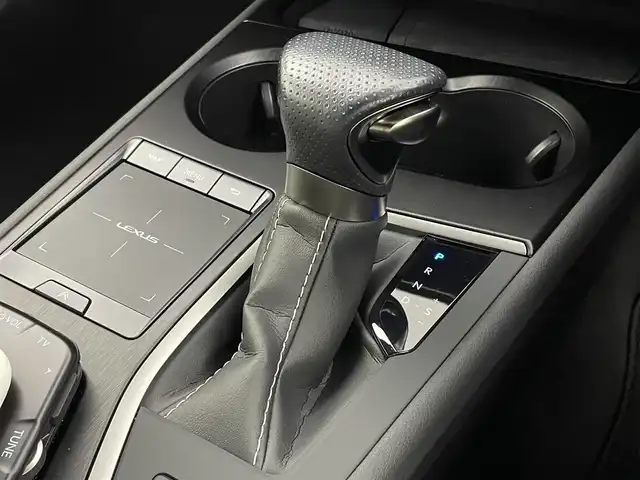レクサス ＵＸ 250h Fスポーツ 岡山県 2020(令2)年 4.9万km ホワイトノーヴァガラスフレーク TRDフルエアロ/ムーンルーフ/白革シート/純正10.3インチメモリナビ/(CD/DVD/Carplay/USB/BT/フルセグTV)/レーダークルーズコントロール/衝突軽減ブレーキ/ビルトインETC2.0/シートヒーター/LEDヘッドライト/バックカメラ/ドライブレコーダー/ブラインドスポットモニター/ステアリングヒーター/D/N席パワーシート/電動リアゲート/前後コーナーセンサー/オートハイビーム/プッシュスタート/スマートキー/純正フロアマット/純正18インチアルミホール/新車保証書/取扱説明書/スペアキー×1/カードキー×１