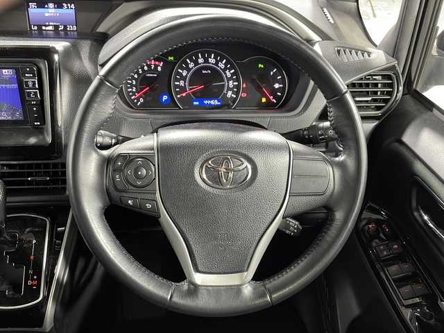 トヨタ ヴォクシー ZS 煌Ⅱ 広島県 2020(令2)年 4.5万km ブラック 禁煙車/ALPINEナビ/後席フリップダウンモニター/両側パワースライドドア/バックカメラ/クルーズコントロール/ＥＴＣ/前後コーナーセンサー/オートマチックハイビーム/衝突軽減/レーンキープアシスト/ＬＥＤヘッドライト/フォグランプ/純正16インチアルミホイール(205/60/R16)/エアバッグ(運転席/助手席)