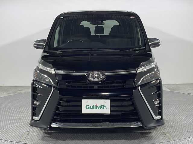 トヨタ ヴォクシー ZS 煌Ⅱ 広島県 2020(令2)年 4.5万km ブラック 禁煙車/ALPINEナビ/後席フリップダウンモニター/両側パワースライドドア/バックカメラ/クルーズコントロール/ＥＴＣ/前後コーナーセンサー/オートマチックハイビーム/衝突軽減/レーンキープアシスト/ＬＥＤヘッドライト/フォグランプ/純正16インチアルミホイール(205/60/R16)/エアバッグ(運転席/助手席)
