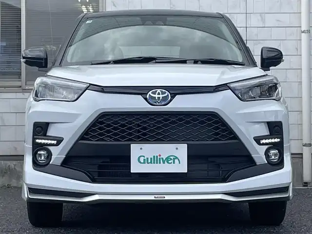 トヨタ ライズ Z 福岡県 2025(令7)年 0.1千km ブラックマイカメタリック/シャイニングホワイトパール ライズHV/登録時12km/ワンオーナー/モデリスタエアロ(フロント/サイド/リヤ)/2トーン(ブラックマイカメタリック/シャイニングホワイトパール)/純正9インチディスプレイオーディオ/　(AM/FM/Bluetooth/Android Auto/Apple CarPlay/フルセグTVキット)/パノラミックビューモニター/バック/フロント/サイドカメラ/スマートアシスト/・衝突警報/・衝突回避支援ブレーキ/・ブレーキ制御付誤発進抑制/・車線逸脱警報/・車線逸脱抑制制御/・路側逸脱警報/・ふらつき警報/・先行車発進お知らせ/・標識認識/・全車速追従機能/・レーンキープコントロール/ブラインドスポットモニター/コーナーセンサー/オートライト/リヤフォグランプ/純正17インチアルミホイール/革巻ステアリング/ステアリングスイッチ/シートヒーター(D/N)/USB端子×3/アクセサリーソケット/ISOFIX/スペアキー×1/保証書/取扱説明書/ナビ取扱説明書