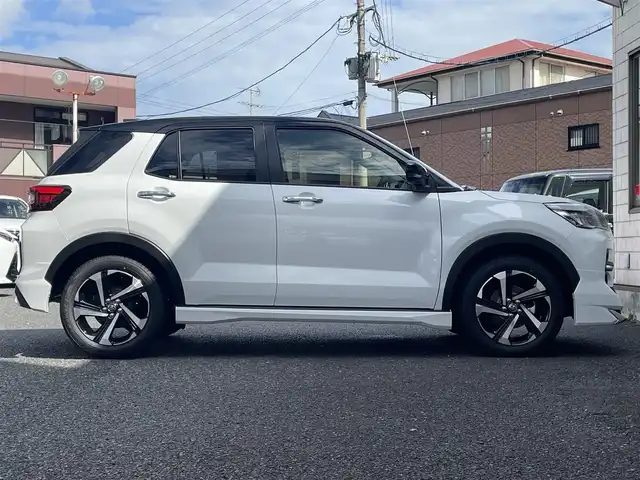 トヨタ ライズ Z 福岡県 2025(令7)年 0.1千km ブラックマイカメタリック/シャイニングホワイトパール ライズHV/登録時12km/ワンオーナー/モデリスタエアロ(フロント/サイド/リヤ)/2トーン(ブラックマイカメタリック/シャイニングホワイトパール)/純正9インチディスプレイオーディオ/　(AM/FM/Bluetooth/Android Auto/Apple CarPlay/フルセグTVキット)/パノラミックビューモニター/バック/フロント/サイドカメラ/スマートアシスト/・衝突警報/・衝突回避支援ブレーキ/・ブレーキ制御付誤発進抑制/・車線逸脱警報/・車線逸脱抑制制御/・路側逸脱警報/・ふらつき警報/・先行車発進お知らせ/・標識認識/・全車速追従機能/・レーンキープコントロール/ブラインドスポットモニター/コーナーセンサー/オートライト/リヤフォグランプ/純正17インチアルミホイール/革巻ステアリング/ステアリングスイッチ/シートヒーター(D/N)/USB端子×3/アクセサリーソケット/ISOFIX/スペアキー×1/保証書/取扱説明書/ナビ取扱説明書