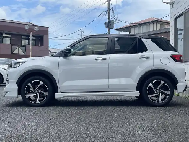 トヨタ ライズ Z 福岡県 2025(令7)年 0.1千km ブラックマイカメタリック/シャイニングホワイトパール ライズHV/登録時12km/ワンオーナー/モデリスタエアロ(フロント/サイド/リヤ)/2トーン(ブラックマイカメタリック/シャイニングホワイトパール)/純正9インチディスプレイオーディオ/　(AM/FM/Bluetooth/Android Auto/Apple CarPlay/フルセグTVキット)/パノラミックビューモニター/バック/フロント/サイドカメラ/スマートアシスト/・衝突警報/・衝突回避支援ブレーキ/・ブレーキ制御付誤発進抑制/・車線逸脱警報/・車線逸脱抑制制御/・路側逸脱警報/・ふらつき警報/・先行車発進お知らせ/・標識認識/・全車速追従機能/・レーンキープコントロール/ブラインドスポットモニター/コーナーセンサー/オートライト/リヤフォグランプ/純正17インチアルミホイール/革巻ステアリング/ステアリングスイッチ/シートヒーター(D/N)/USB端子×3/アクセサリーソケット/ISOFIX/スペアキー×1/保証書/取扱説明書/ナビ取扱説明書