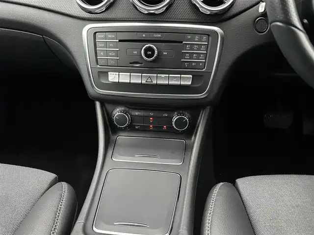 メルセデス・ベンツ ＧＬＡ１８０ 茨城県 2017(平29)年 5.2万km カルサイトホワイト RSP /衝突軽減B /ACC /LKA /BSM /ナビ /TV /Bカメラ /BT /USB /ハーフレザーシート /シートヒーター　/パドルシフト　/ETC2.0　/パドルシフト /電動リアゲート /LEDヘッドライト /純正17インチAW　/前後ドラレコ /ルーフレール /禁煙車