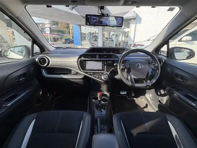 トヨタ アクア G G’s 兵庫県 2015(平27)年 10.5万km ホワイトパールクリスタルシャイン (株)IDOMが運営する【じしゃロン神戸名谷店】の自社ローン専用車両になりますこちらは現金またはオートローンご利用時の価格です。自社ローンご希望の方は別途その旨お申付け下さい。フルセグテレビ/バックカメラ/ウィンカーミラー/クルーズコントロール/ドアバイザー/プッシュスタート/ETC/カーボンボンネット調フィルム/F左右シートヒーター/デジタルインナーミラー