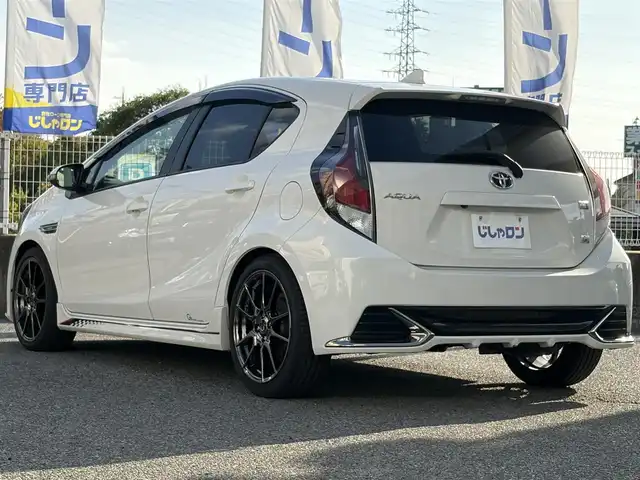 トヨタ アクア G G’s 兵庫県 2015(平27)年 10.5万km ホワイトパールクリスタルシャイン (株)IDOMが運営する【じしゃロン神戸名谷店】の自社ローン専用車両になりますこちらは現金またはオートローンご利用時の価格です。自社ローンご希望の方は別途その旨お申付け下さい。フルセグテレビ/バックカメラ/ウィンカーミラー/クルーズコントロール/ドアバイザー/プッシュスタート/ETC/カーボンボンネット調フィルム/F左右シートヒーター/デジタルインナーミラー