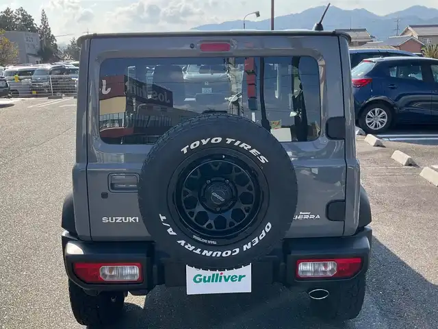スズキ ジムニー シエラ JC 滋賀県 2024(令6)年 1.2万km ミディアムグレー ワンオーナー /車検令和9年5月まで/パートタイム4WD/純正LEDヘッドライト/・フォグランプ/RAYS16インチアルミホイール/（TEAM DAYTONA)スペア同ホイール/TOYO OPEN COUNTRY A/T スペア同タイヤ/純正フロントコーナーセンサー/純正8インチナビゲーション（CN-HZ895）/・フルセグTV/・FM/・CD/DVD/・Bluetooth/バックカメラ/純正ビルトインETC/純正前後ドライブレコーダー（ナビ連動）/前席シートヒーター/クルーズコントロール/純正フロアマット/スペアキー/取扱説明書/保証書/