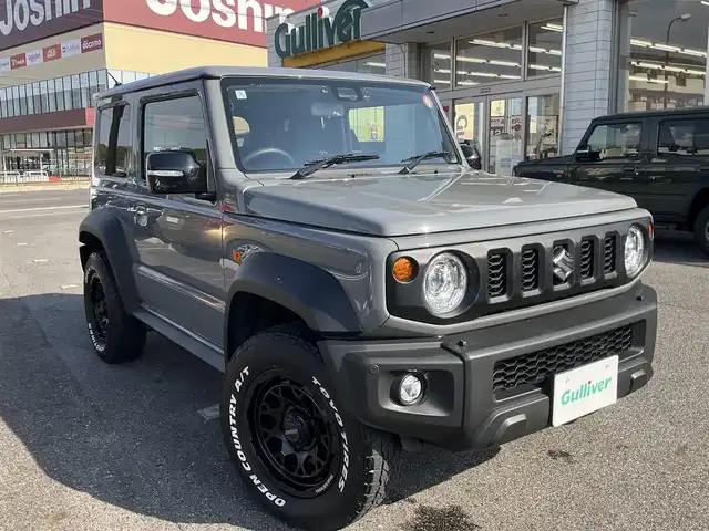 スズキ ジムニー シエラ JC 滋賀県 2024(令6)年 1.2万km ミディアムグレー ワンオーナー /車検令和9年5月まで/パートタイム4WD/純正LEDヘッドライト/・フォグランプ/RAYS16インチアルミホイール/（TEAM DAYTONA)スペア同ホイール/TOYO OPEN COUNTRY A/T スペア同タイヤ/純正フロントコーナーセンサー/純正8インチナビゲーション（CN-HZ895）/・フルセグTV/・FM/・CD/DVD/・Bluetooth/バックカメラ/純正ビルトインETC/純正前後ドライブレコーダー（ナビ連動）/前席シートヒーター/クルーズコントロール/純正フロアマット/スペアキー/取扱説明書/保証書/