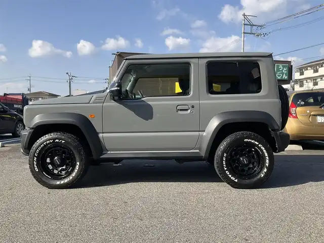 スズキ ジムニー シエラ JC 滋賀県 2024(令6)年 1.2万km ミディアムグレー ワンオーナー /車検令和9年5月まで/パートタイム4WD/純正LEDヘッドライト/・フォグランプ/RAYS16インチアルミホイール/（TEAM DAYTONA)スペア同ホイール/TOYO OPEN COUNTRY A/T スペア同タイヤ/純正フロントコーナーセンサー/純正8インチナビゲーション（CN-HZ895）/・フルセグTV/・FM/・CD/DVD/・Bluetooth/バックカメラ/純正ビルトインETC/純正前後ドライブレコーダー（ナビ連動）/前席シートヒーター/クルーズコントロール/純正フロアマット/スペアキー/取扱説明書/保証書/