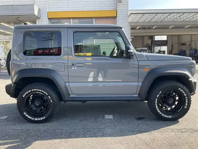 スズキ ジムニー シエラ JC 滋賀県 2024(令6)年 1.2万km ミディアムグレー ワンオーナー /車検令和9年5月まで/パートタイム4WD/純正LEDヘッドライト/・フォグランプ/RAYS16インチアルミホイール/（TEAM DAYTONA)スペア同ホイール/TOYO OPEN COUNTRY A/T スペア同タイヤ/純正フロントコーナーセンサー/純正8インチナビゲーション（CN-HZ895）/・フルセグTV/・FM/・CD/DVD/・Bluetooth/バックカメラ/純正ビルトインETC/純正前後ドライブレコーダー（ナビ連動）/前席シートヒーター/クルーズコントロール/純正フロアマット/スペアキー/取扱説明書/保証書/
