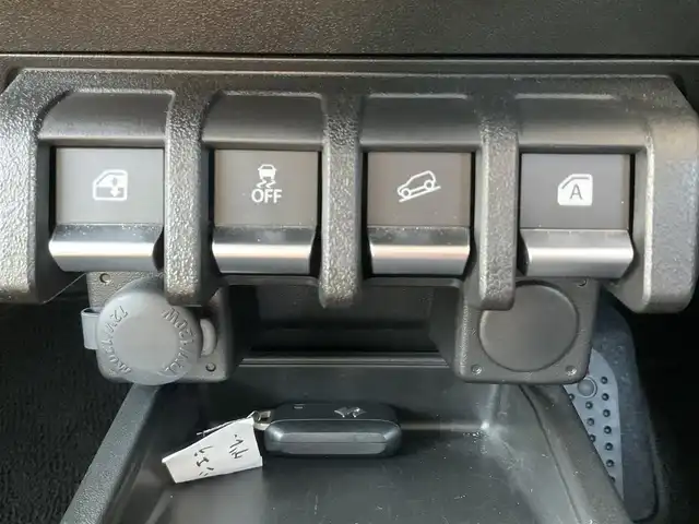 スズキ ジムニー シエラ JC 滋賀県 2024(令6)年 1.2万km ミディアムグレー ワンオーナー /車検令和9年5月まで/パートタイム4WD/純正LEDヘッドライト/・フォグランプ/RAYS16インチアルミホイール/（TEAM DAYTONA)スペア同ホイール/TOYO OPEN COUNTRY A/T スペア同タイヤ/純正フロントコーナーセンサー/純正8インチナビゲーション（CN-HZ895）/・フルセグTV/・FM/・CD/DVD/・Bluetooth/バックカメラ/純正ビルトインETC/純正前後ドライブレコーダー（ナビ連動）/前席シートヒーター/クルーズコントロール/純正フロアマット/スペアキー/取扱説明書/保証書/