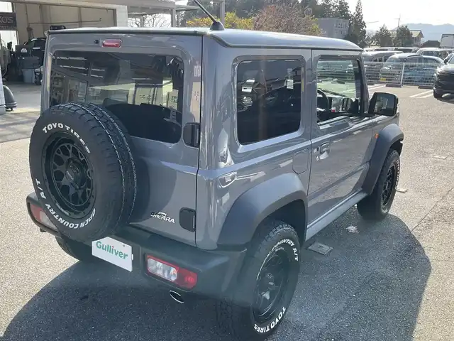 スズキ ジムニー シエラ JC 滋賀県 2024(令6)年 1.2万km ミディアムグレー ワンオーナー /車検令和9年5月まで/パートタイム4WD/純正LEDヘッドライト/・フォグランプ/RAYS16インチアルミホイール/（TEAM DAYTONA)スペア同ホイール/TOYO OPEN COUNTRY A/T スペア同タイヤ/純正フロントコーナーセンサー/純正8インチナビゲーション（CN-HZ895）/・フルセグTV/・FM/・CD/DVD/・Bluetooth/バックカメラ/純正ビルトインETC/純正前後ドライブレコーダー（ナビ連動）/前席シートヒーター/クルーズコントロール/純正フロアマット/スペアキー/取扱説明書/保証書/