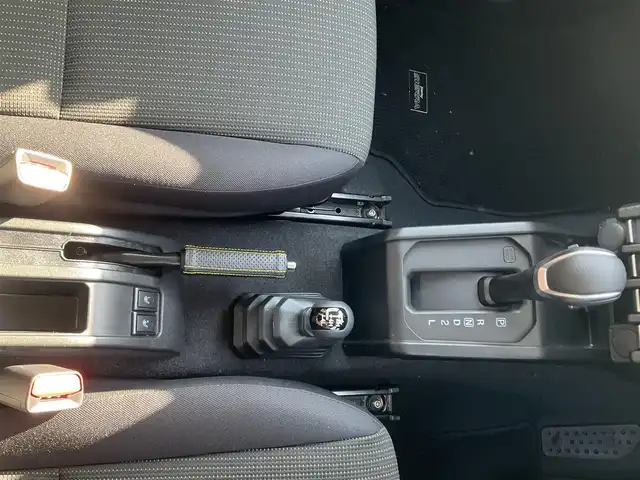 スズキ ジムニー シエラ JC 滋賀県 2024(令6)年 1.2万km ミディアムグレー ワンオーナー /車検令和9年5月まで/パートタイム4WD/純正LEDヘッドライト/・フォグランプ/RAYS16インチアルミホイール/（TEAM DAYTONA)スペア同ホイール/TOYO OPEN COUNTRY A/T スペア同タイヤ/純正フロントコーナーセンサー/純正8インチナビゲーション（CN-HZ895）/・フルセグTV/・FM/・CD/DVD/・Bluetooth/バックカメラ/純正ビルトインETC/純正前後ドライブレコーダー（ナビ連動）/前席シートヒーター/クルーズコントロール/純正フロアマット/スペアキー/取扱説明書/保証書/