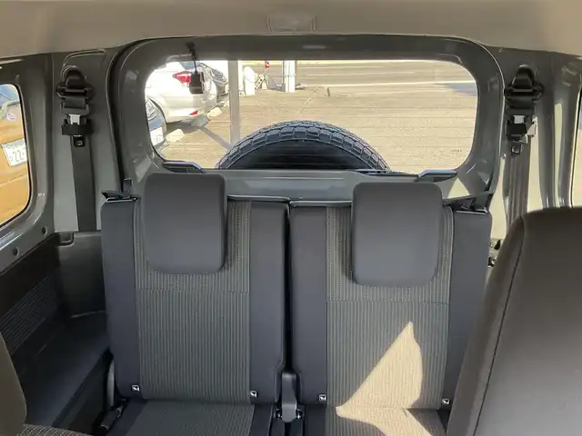 スズキ ジムニー シエラ JC 滋賀県 2024(令6)年 1.2万km ミディアムグレー ワンオーナー /車検令和9年5月まで/パートタイム4WD/純正LEDヘッドライト/・フォグランプ/RAYS16インチアルミホイール/（TEAM DAYTONA)スペア同ホイール/TOYO OPEN COUNTRY A/T スペア同タイヤ/純正フロントコーナーセンサー/純正8インチナビゲーション（CN-HZ895）/・フルセグTV/・FM/・CD/DVD/・Bluetooth/バックカメラ/純正ビルトインETC/純正前後ドライブレコーダー（ナビ連動）/前席シートヒーター/クルーズコントロール/純正フロアマット/スペアキー/取扱説明書/保証書/