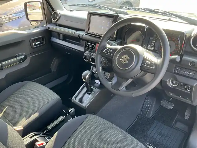 スズキ ジムニー シエラ JC 滋賀県 2024(令6)年 1.2万km ミディアムグレー ワンオーナー /車検令和9年5月まで/パートタイム4WD/純正LEDヘッドライト/・フォグランプ/RAYS16インチアルミホイール/（TEAM DAYTONA)スペア同ホイール/TOYO OPEN COUNTRY A/T スペア同タイヤ/純正フロントコーナーセンサー/純正8インチナビゲーション（CN-HZ895）/・フルセグTV/・FM/・CD/DVD/・Bluetooth/バックカメラ/純正ビルトインETC/純正前後ドライブレコーダー（ナビ連動）/前席シートヒーター/クルーズコントロール/純正フロアマット/スペアキー/取扱説明書/保証書/