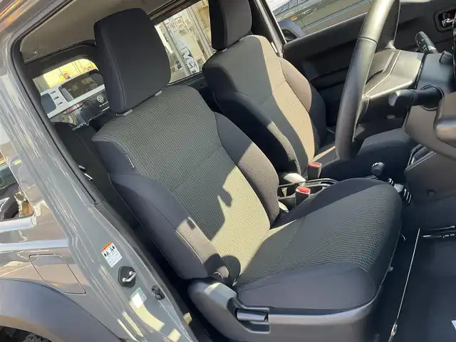 スズキ ジムニー シエラ JC 滋賀県 2024(令6)年 1.2万km ミディアムグレー ワンオーナー /車検令和9年5月まで/パートタイム4WD/純正LEDヘッドライト/・フォグランプ/RAYS16インチアルミホイール/（TEAM DAYTONA)スペア同ホイール/TOYO OPEN COUNTRY A/T スペア同タイヤ/純正フロントコーナーセンサー/純正8インチナビゲーション（CN-HZ895）/・フルセグTV/・FM/・CD/DVD/・Bluetooth/バックカメラ/純正ビルトインETC/純正前後ドライブレコーダー（ナビ連動）/前席シートヒーター/クルーズコントロール/純正フロアマット/スペアキー/取扱説明書/保証書/