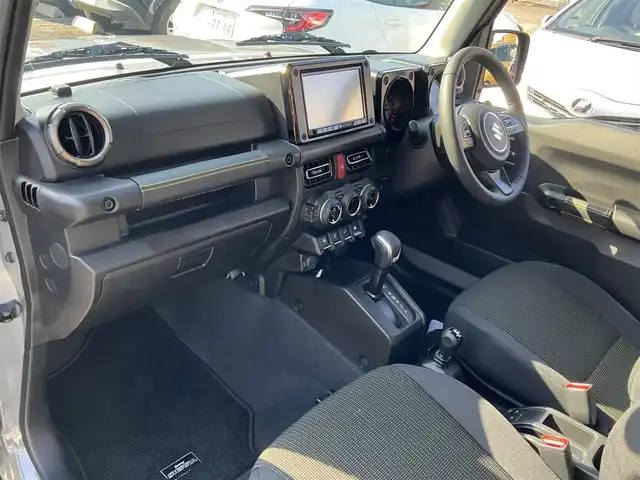 スズキ ジムニー シエラ JC 滋賀県 2024(令6)年 1.2万km ミディアムグレー ワンオーナー /車検令和9年5月まで/パートタイム4WD/純正LEDヘッドライト/・フォグランプ/RAYS16インチアルミホイール/（TEAM DAYTONA)スペア同ホイール/TOYO OPEN COUNTRY A/T スペア同タイヤ/純正フロントコーナーセンサー/純正8インチナビゲーション（CN-HZ895）/・フルセグTV/・FM/・CD/DVD/・Bluetooth/バックカメラ/純正ビルトインETC/純正前後ドライブレコーダー（ナビ連動）/前席シートヒーター/クルーズコントロール/純正フロアマット/スペアキー/取扱説明書/保証書/