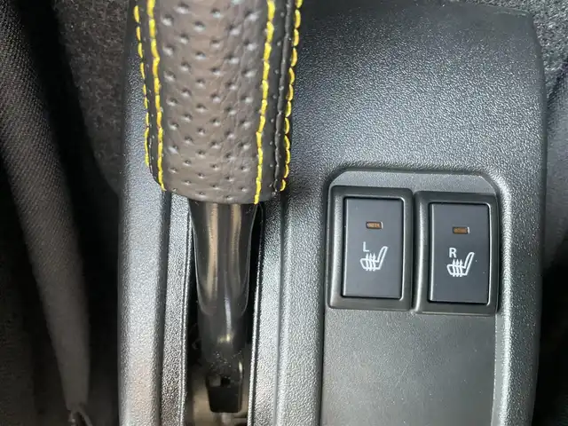 スズキ ジムニー シエラ JC 滋賀県 2024(令6)年 1.2万km ミディアムグレー ワンオーナー /車検令和9年5月まで/パートタイム4WD/純正LEDヘッドライト/・フォグランプ/RAYS16インチアルミホイール/（TEAM DAYTONA)スペア同ホイール/TOYO OPEN COUNTRY A/T スペア同タイヤ/純正フロントコーナーセンサー/純正8インチナビゲーション（CN-HZ895）/・フルセグTV/・FM/・CD/DVD/・Bluetooth/バックカメラ/純正ビルトインETC/純正前後ドライブレコーダー（ナビ連動）/前席シートヒーター/クルーズコントロール/純正フロアマット/スペアキー/取扱説明書/保証書/