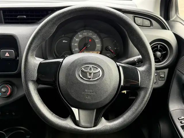トヨタ ヴィッツ F 道南・函館 2018(平30)年 4.8万km シルバーM ・4WD/・寒冷地仕様/・社外オーディオ/BT/・バックカメラ/・社外エンジンスターター/・プリクラッシュセーフティ/・レーンディパーチャーアラート/・オートマチックハイビーム/・ワイパーデアイサー/・ETC/・キーレス/・ドアバイザー/・横滑り防止/・夏タイヤ14インチホイル積込