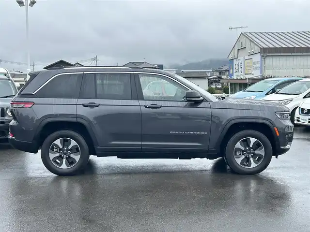 クライスラー・ジープ ジープ グランドチェロキー LTD 4xe 和歌山県 2023(令5)年 1万km グレー 純正ナビ/フルセグTV/全方位モニター/（BT/USB)/衝突軽減ブレーキ/レーダークルーズコントロール/レーンキープ/ヘッドアップディスプレイ/コーナーセンサー/ヒーテッドドアミラー/パワーバックドア/パワーシート/ETC２．０/LEDヘッドライト/オートライト