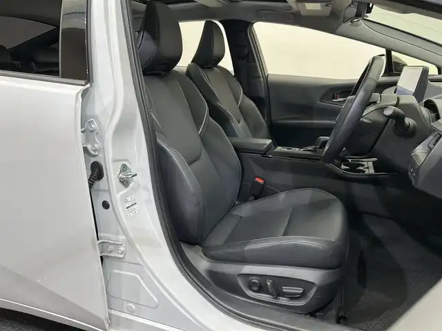 トヨタ プリウス Z 愛媛県 2023(令5)年 1.5万km プラチナホワイトパールマイカ ・１２．３型ナビ（フルセグＴＶ・ＢＴ・ＡｐｐｌｅＣａｒｐｌａｙ・ＦＭＡＭ・ＵＳＢ接続）/・全方位カメラ　/・ＥＴＣ２．０　/・前後ドラレコ一体型デジタルインナーミラー　/・パノラマルーフ　/・レーダークルーズコントロール/・パワーバックドア/・ステアリングヒーター/・衝突軽減ブレーキ/・DN席シートヒーター/ベンチレーション/・パーキングアシスト/・スペアキー/・オートマチックハイビーム/・テレビキャンセラー
