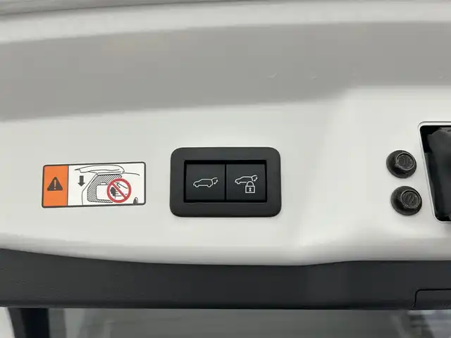 トヨタ プリウス Z 愛媛県 2023(令5)年 1.5万km プラチナホワイトパールマイカ ・１２．３型ナビ（フルセグＴＶ・ＢＴ・ＡｐｐｌｅＣａｒｐｌａｙ・ＦＭＡＭ・ＵＳＢ接続）/・全方位カメラ　/・ＥＴＣ２．０　/・前後ドラレコ一体型デジタルインナーミラー　/・パノラマルーフ　/・レーダークルーズコントロール/・パワーバックドア/・ステアリングヒーター/・衝突軽減ブレーキ/・DN席シートヒーター/ベンチレーション/・パーキングアシスト/・スペアキー/・オートマチックハイビーム/・テレビキャンセラー
