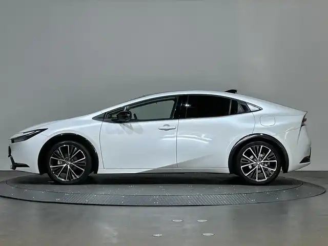 トヨタ プリウス Z 愛媛県 2023(令5)年 1.5万km プラチナホワイトパールマイカ ・１２．３型ナビ（フルセグＴＶ・ＢＴ・ＡｐｐｌｅＣａｒｐｌａｙ・ＦＭＡＭ・ＵＳＢ接続）/・全方位カメラ　/・ＥＴＣ２．０　/・前後ドラレコ一体型デジタルインナーミラー　/・パノラマルーフ　/・レーダークルーズコントロール/・パワーバックドア/・ステアリングヒーター/・衝突軽減ブレーキ/・DN席シートヒーター/ベンチレーション/・パーキングアシスト/・スペアキー/・オートマチックハイビーム/・テレビキャンセラー