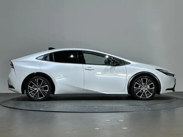 トヨタ プリウス Z 愛媛県 2023(令5)年 1.5万km プラチナホワイトパールマイカ ・１２．３型ナビ（フルセグＴＶ・ＢＴ・ＡｐｐｌｅＣａｒｐｌａｙ・ＦＭＡＭ・ＵＳＢ接続）/・全方位カメラ　/・ＥＴＣ２．０　/・前後ドラレコ一体型デジタルインナーミラー　/・パノラマルーフ　/・レーダークルーズコントロール/・パワーバックドア/・ステアリングヒーター/・衝突軽減ブレーキ/・DN席シートヒーター/ベンチレーション/・パーキングアシスト/・スペアキー/・オートマチックハイビーム/・テレビキャンセラー