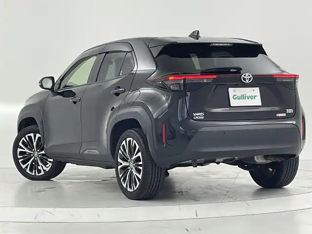 トヨタ ヤリスクロス ハイブリッド Z 大阪府 2021(令3)年 6.3万km ブラックマイカ トヨタセーフティセンス/　・プリクラッシュセーフティ　PCS/　・レーントーシンぐアシスト　LTA/　・レーンディパーチャーアラート　LDA/　・レーダークルーズコントロール　ACC/　・オートマチックハイビーム　AHB/　・ロードサインアシスト　RSA/　・ドライバー異常時対応システム/　・発信遅れ告知機能　TMN/　・プロアクティブドライビングアシスト　PDA/純正8型ディスプレイオーディオ/　Bluetooth/AM/FM/USB/パノラミックビューモニター/バックカメラ/LEDオートライト/オートマチックハイビーム/ハーフレザーシート茶/シートヒーター/パワーシート/純正18インチアルミホイール/クリアランスソナー/電子パーキングブレーキ/ブレーキホールド/スマートキー/ステアリングツイッチ/ビルトイETC/純正フロアマット/ドアバイザー